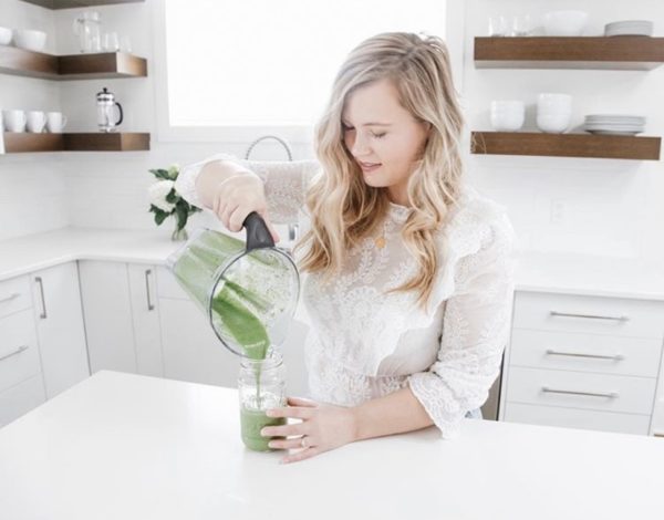 Nicole from Aglow, a Holistic Nutritionist acting as guest contributor to the Barreroom onDEMAND blog on nutrition and wellness.